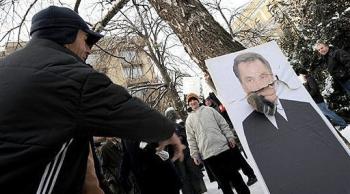 lempar-sepatu-di-bosnia-ke-arah-haris-silajdzic-di-sarajevo-afp